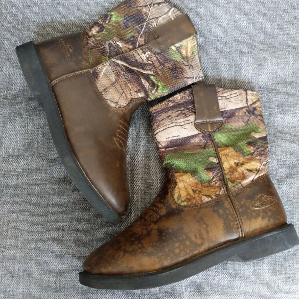 Boy/Girl Realtree camouflage boots